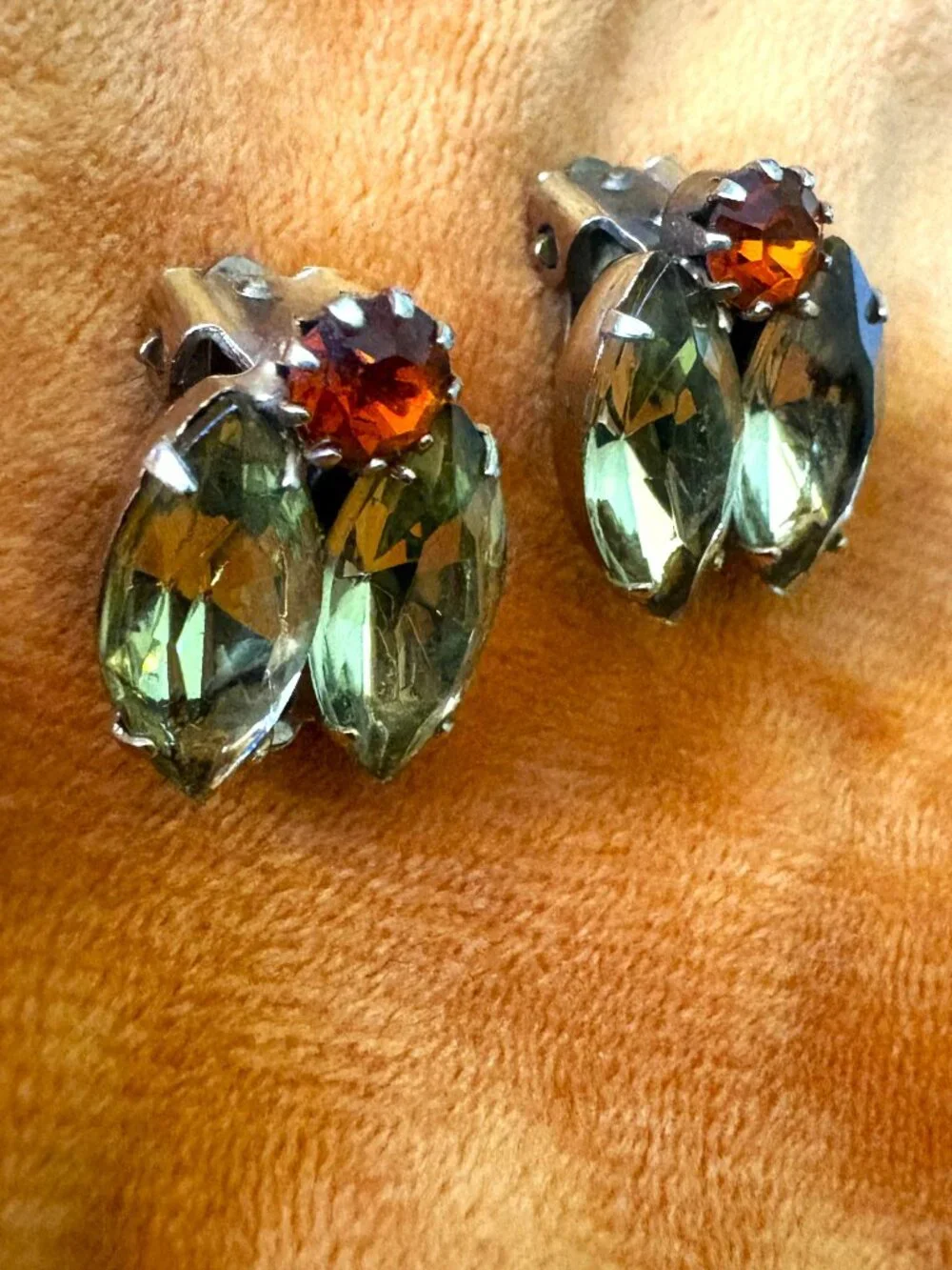 Vintage Rhinestone Light-Green Saphire-Crystals with Red Garnet Clip-on Earrings